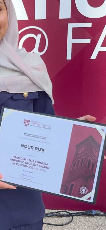 الطالبة نور الشيخ خليل رزق تثبت كفاءتها الاكاديمية والبحث العلمي