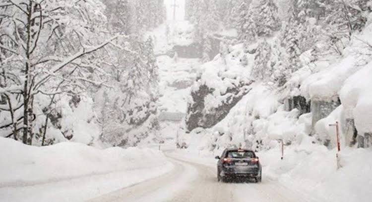 الطرقات الجبلية المقطوعة بسبب تراكم الثلوج