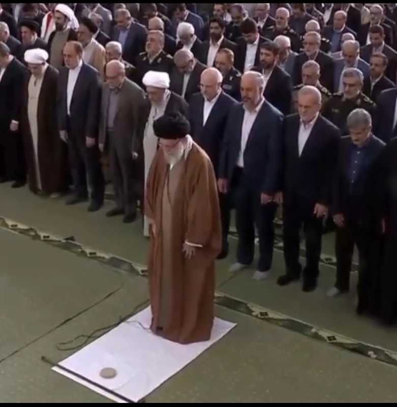 كلمة الإمام السيد علي الخامنئي (دام ظله ) في خطبة صلاة العيد