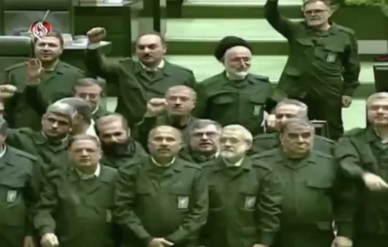 نواب مجلس الشورى في إيران يرتدون زي حرس_الثورة_الإسلامية، ويهتفون “الموت لأمريكا” في أرجاء المجلس