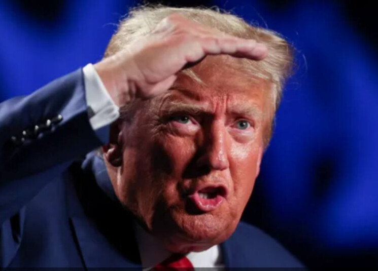 ترامب يكسّر صمته بشأن سبب ظهور كدمات على يده