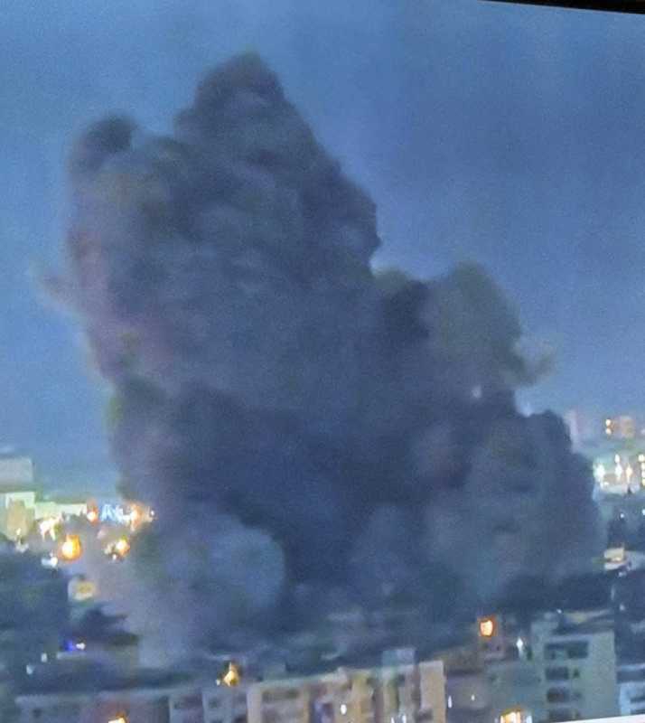 العدو الإسرائيلي الارهابي يعتدي على لبنان ويقصف مبنى قناة المنار بغارة عنيفة جدا منذ قليل سمع صداها 