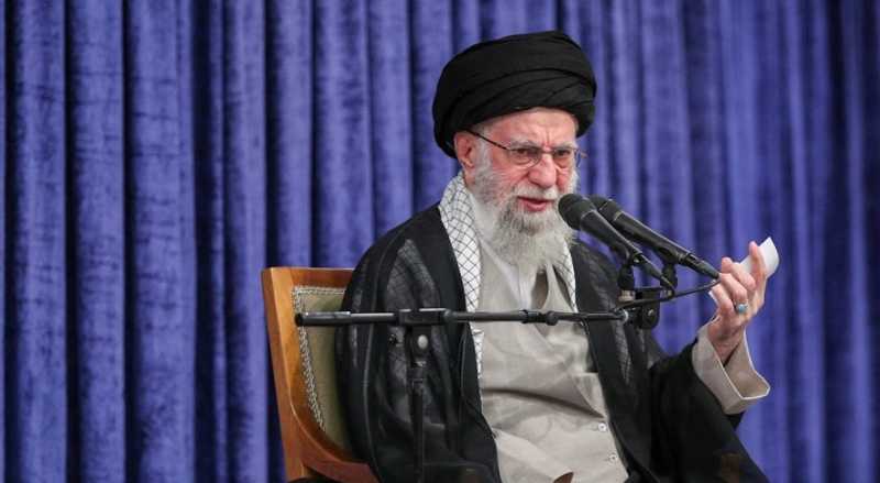 السيد القائد الخامنئي التقلّب المالي من فعل العدو... ويجب الحوار مع المحتجين والتصدّي للعملاء السيد القائد الخامنئي التقلّب المالي من فعل العدو... ويجب الحوار مع المحتجين والتصدّي للعملاء