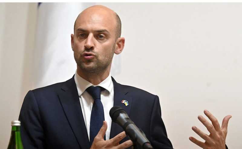 بارو يدعو إيران إلى تقديم «تنازلات» في برنامجها النووي والصاروخي