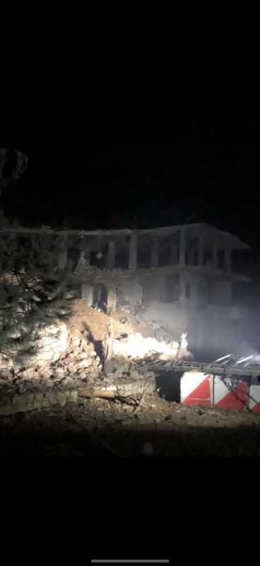 جيش الابادة الإسرائيلي الارهابي يعتدي على مبان سكنية بغارات من طيرانه الحربي المعادي