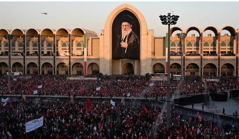 طهران تودّع باني الدولة هكذا منَع خامنئي سقوط إيران