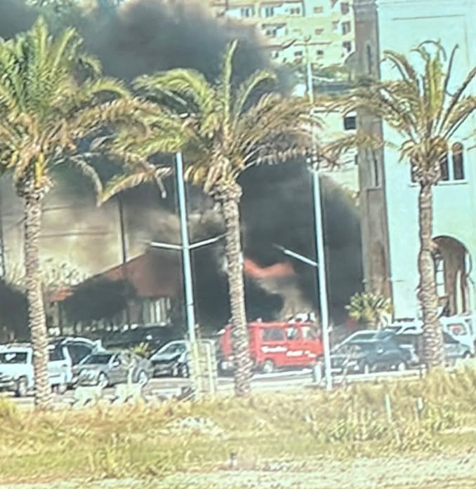 غارة اسرائيلية ارهابية قرب الصليب الاحمر في مدينة صور جنوبي لبنان على مركبة