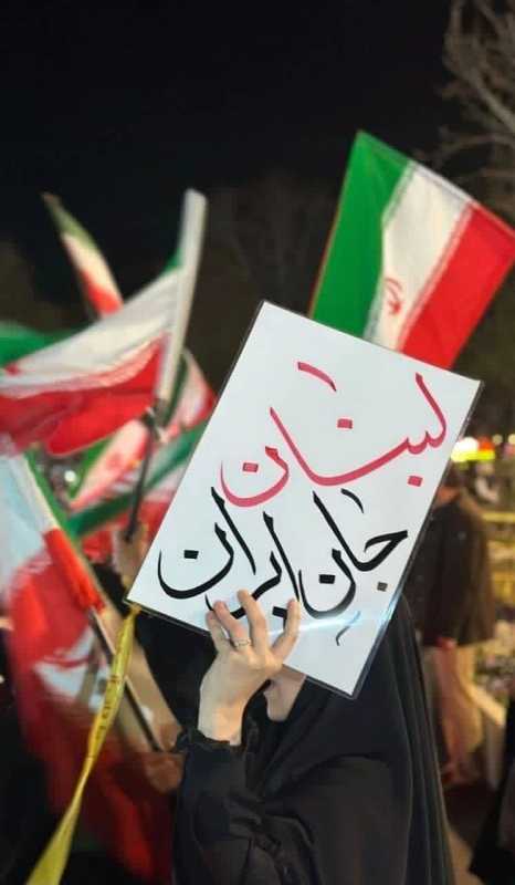 غرّدت السفارة الإيرانية في لبنان على منصة "اكس"، ناشرة صورة للافتة تتوسّط الأعلام الإيراني