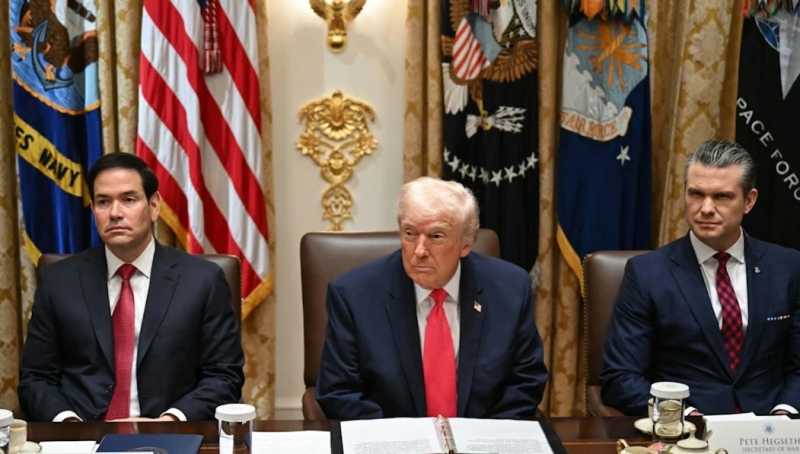 «أكسيوس» ترامب يجتمع مع مستشاريه لبحث «خريطة الطريق» بشأن إيران