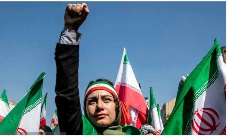 إيران تستعرض مدنها الصاروخية   آخر ساعات الهدنة عودة إلى حافة الحرب