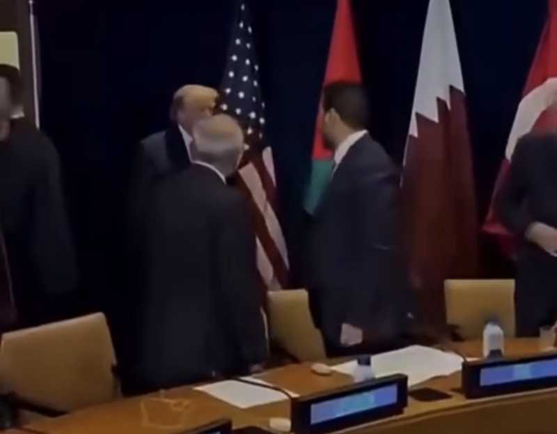 لحظة محرجة أمام الكاميرات… نواف سلام يمدّ يده لترامب والمصافحة لا تحصل لحظة محرجة أمام الكاميرات… نواف سلام يمدّ يده لترامب والمصافحة لا تحصل