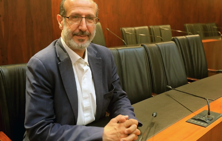 لجنة الاتصالات والحكومة وعقد الخلوي