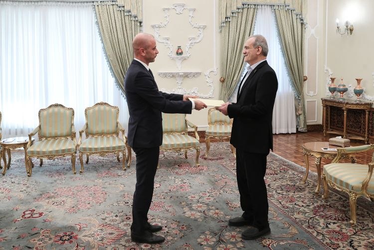 الرئيس الإيراني الدكتور مسعود بزشکیان في مراسم تسليم أوراق اعتماد السفير الجديد للبنان