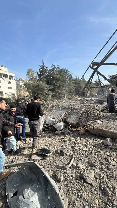 العدو الإسرائيلي الارهابي يعتدي على الجنوب والبقاع في لبنان وغارات وهمية فوق بيروت والضاحية