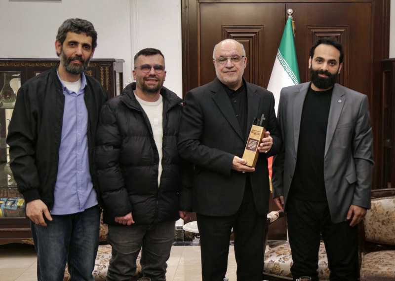 وفد من مؤسسة الجرحى ودع السفير الايراني مجتبى اماني وقدم له درعا تكريمية