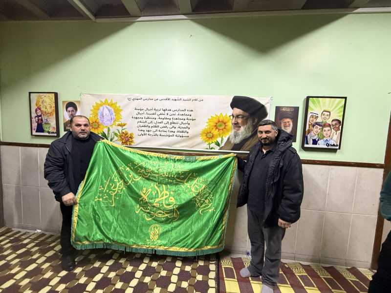 السيد احمد حسين الموسوي خلال فعالية ليلة الجمعة في زقاق البلاط  مع وفد جمعية مبشّران وخدام السيدة زي