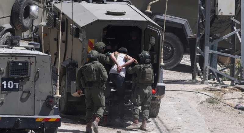 الاحتلال يعتقل ويحقّق ميدانياً مع 130 فلسطينياً من الضفة الغربية