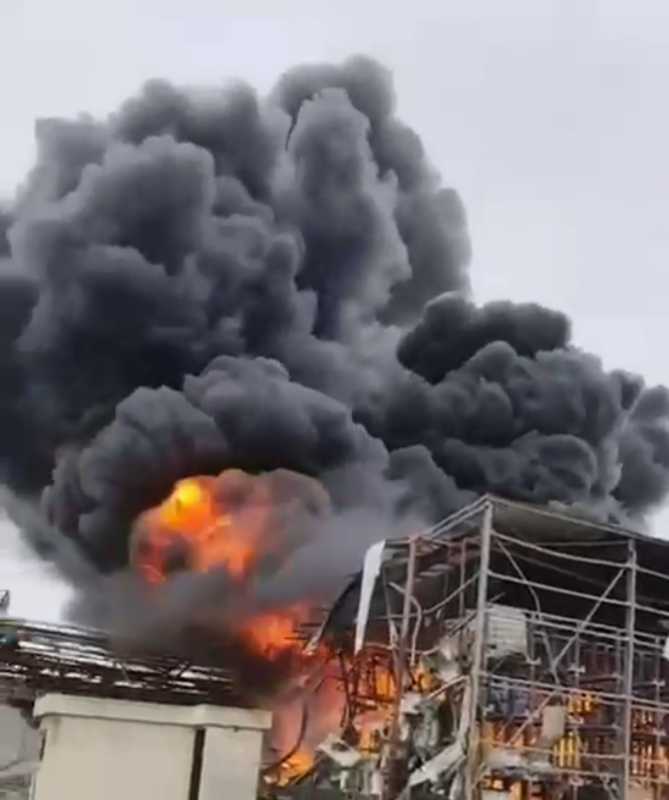 القناة 14 العبرية مفوض الإطفاء والإنقاذ في المصنع المتضرر "سيستغرق الحدث ساعات، من هو في المنطق