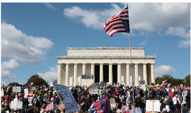 حرب إيران تُفيض كأس الغاضبين «لا للملوك» تبلغ الولايات «الحمراء»