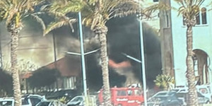 غارة اسرائيلية ارهابية قرب الصليب الاحمر في مدينة صور جنوبي لبنان على مركبة