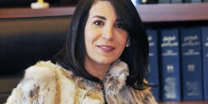 اللباس الرسمي للمحامي: بين هيبة العدالة وكرامة المهنة والالتزام بأصولها – بقلم المحامية فريال الأسمر