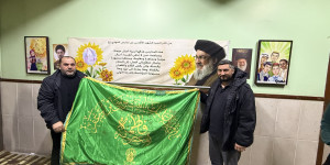 السيد احمد حسين الموسوي خلال فعالية ليلة الجمعة في زقاق البلاط  مع وفد جمعية مبشّران وخدام السيدة زينب ع والسيدة رقية ع